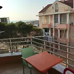 Wave & Play Penthouse Golem